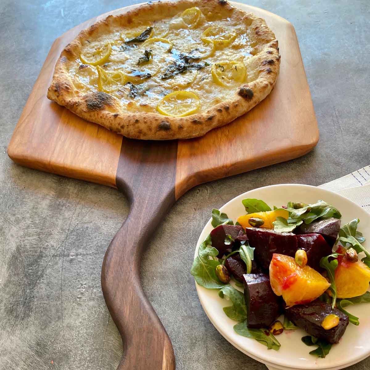 pizza peel, ergonomic handle, walnut and cherry wood